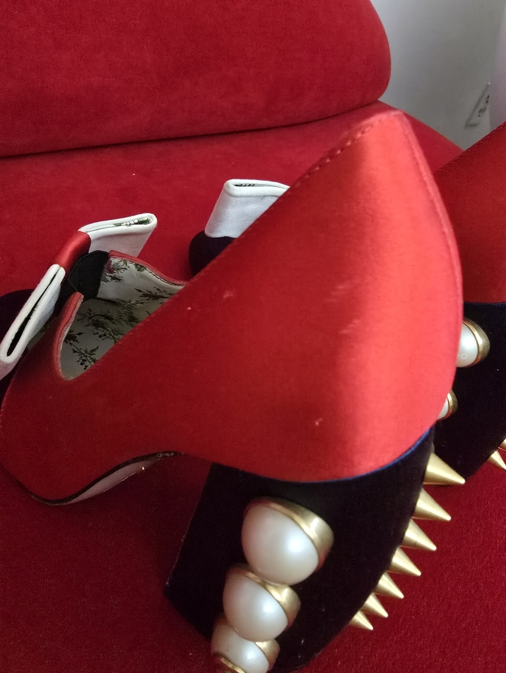 Gucci Luna Women's Two-Tone Navy and Red Bow Pumps - Picture 5 of 9